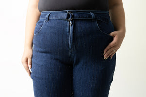 Pantalon wide leg curvy azul con cinturón integrado y líneas brillantes verticales, detalle frontal.