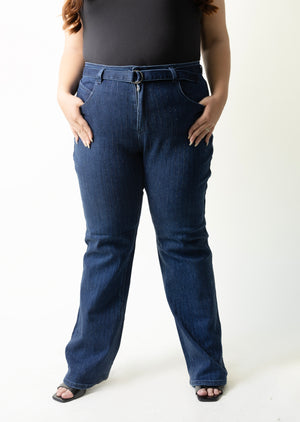 Pantalon wide leg curvy azul con cinturón integrado y líneas brillantes verticales, detalle frontal.