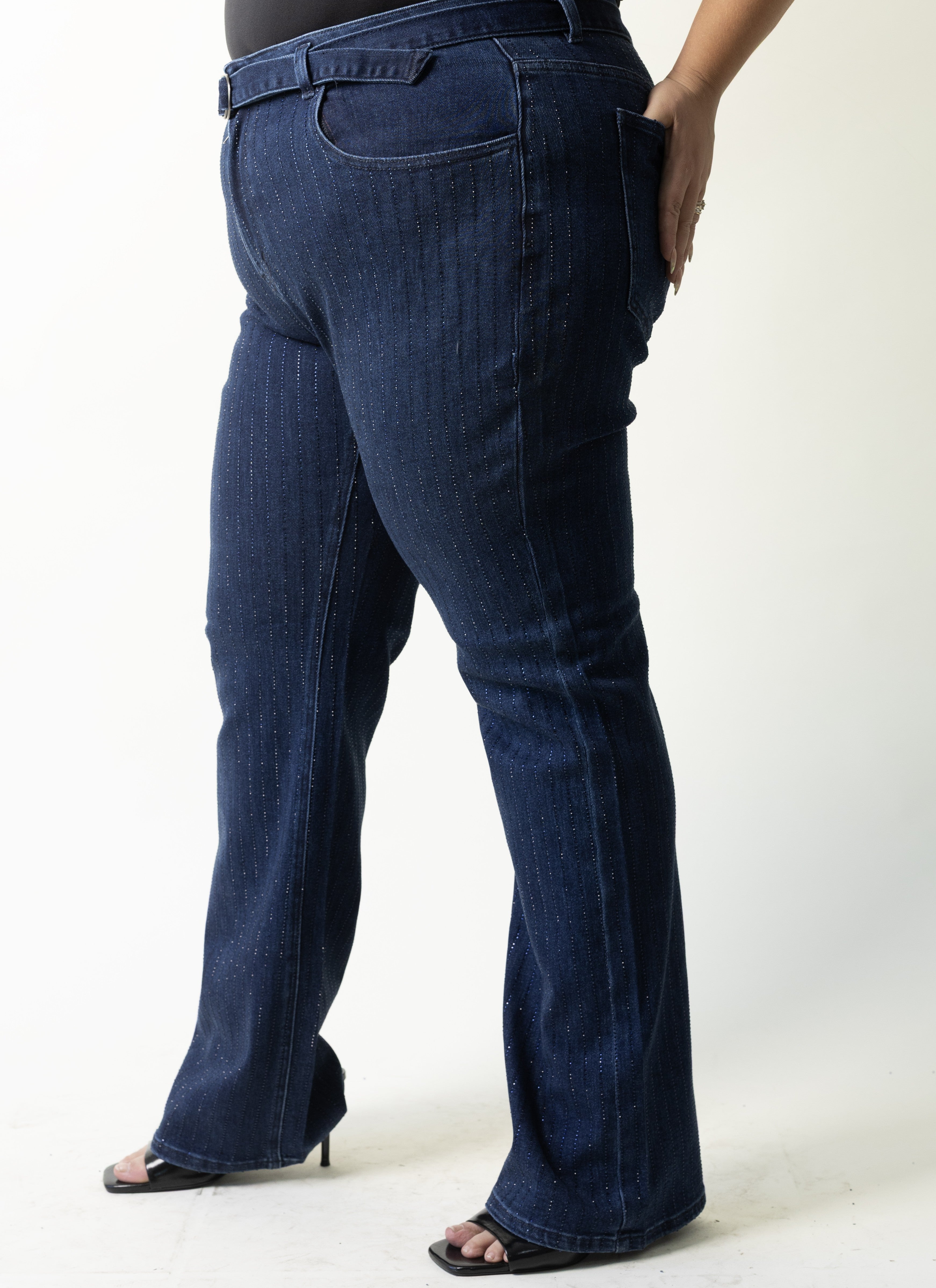 Pantalon wide leg curvy azul oscuro con detalles brillantes y pierna amplia, vista lateral posterior.