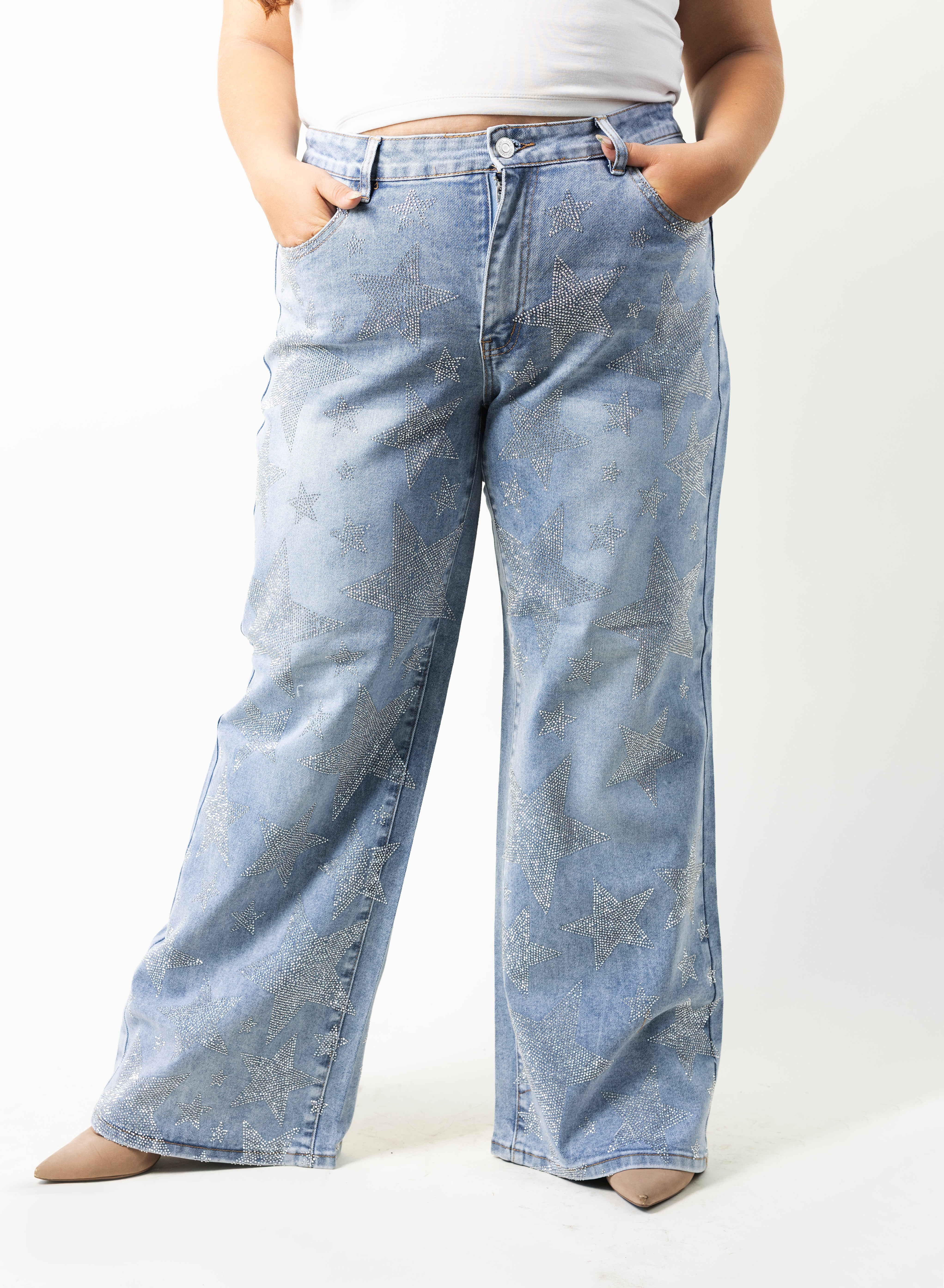 Pantalon wide leg curvy azul claro con aplicación de estrellas brillantes, vista frontal.