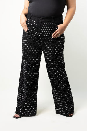 Pantalon wide leg curvy negro con brillos para mujer Doux Denim vista frontal.