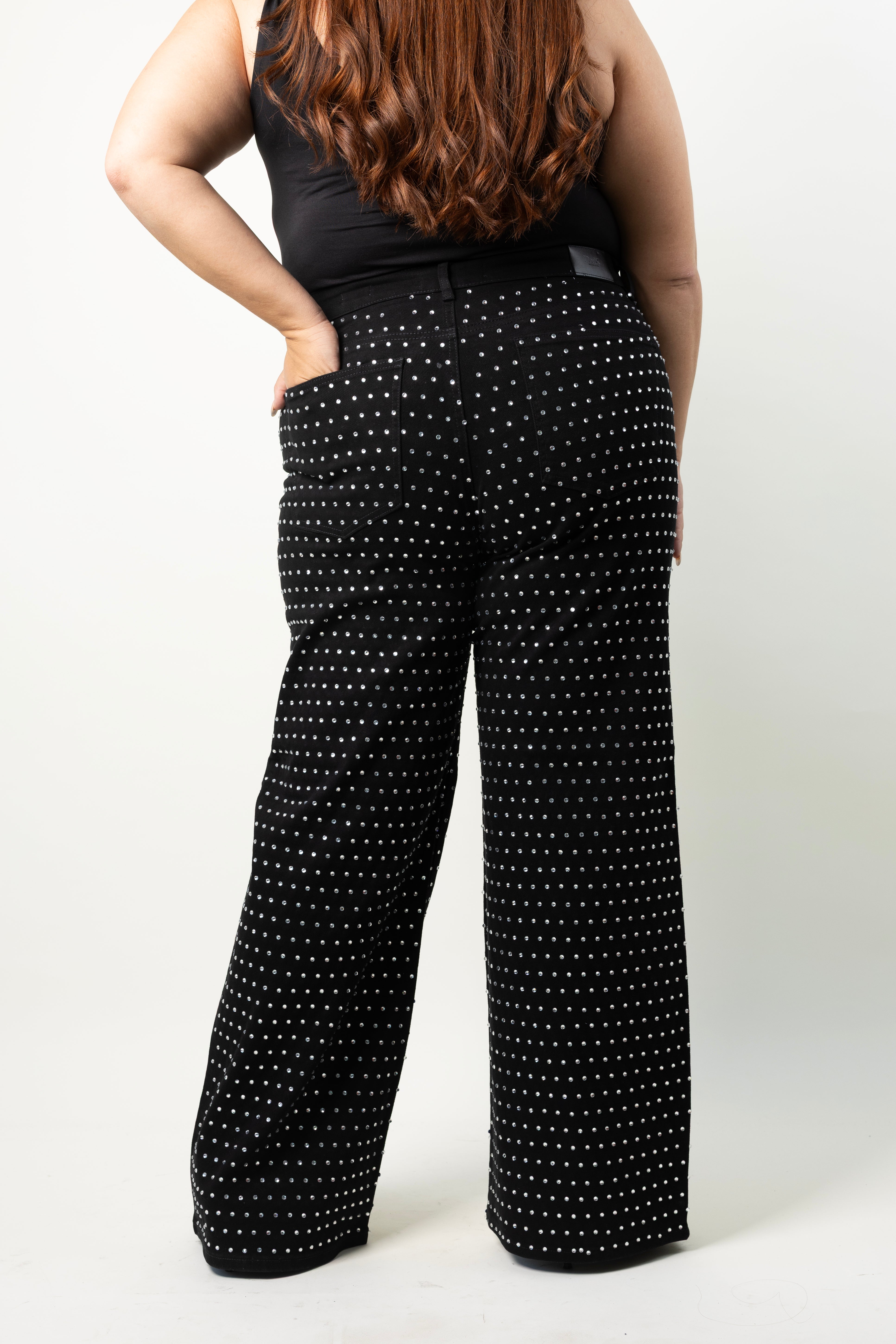 Vista trasera del pantalon wide leg curvy negro con brillos para mujer.