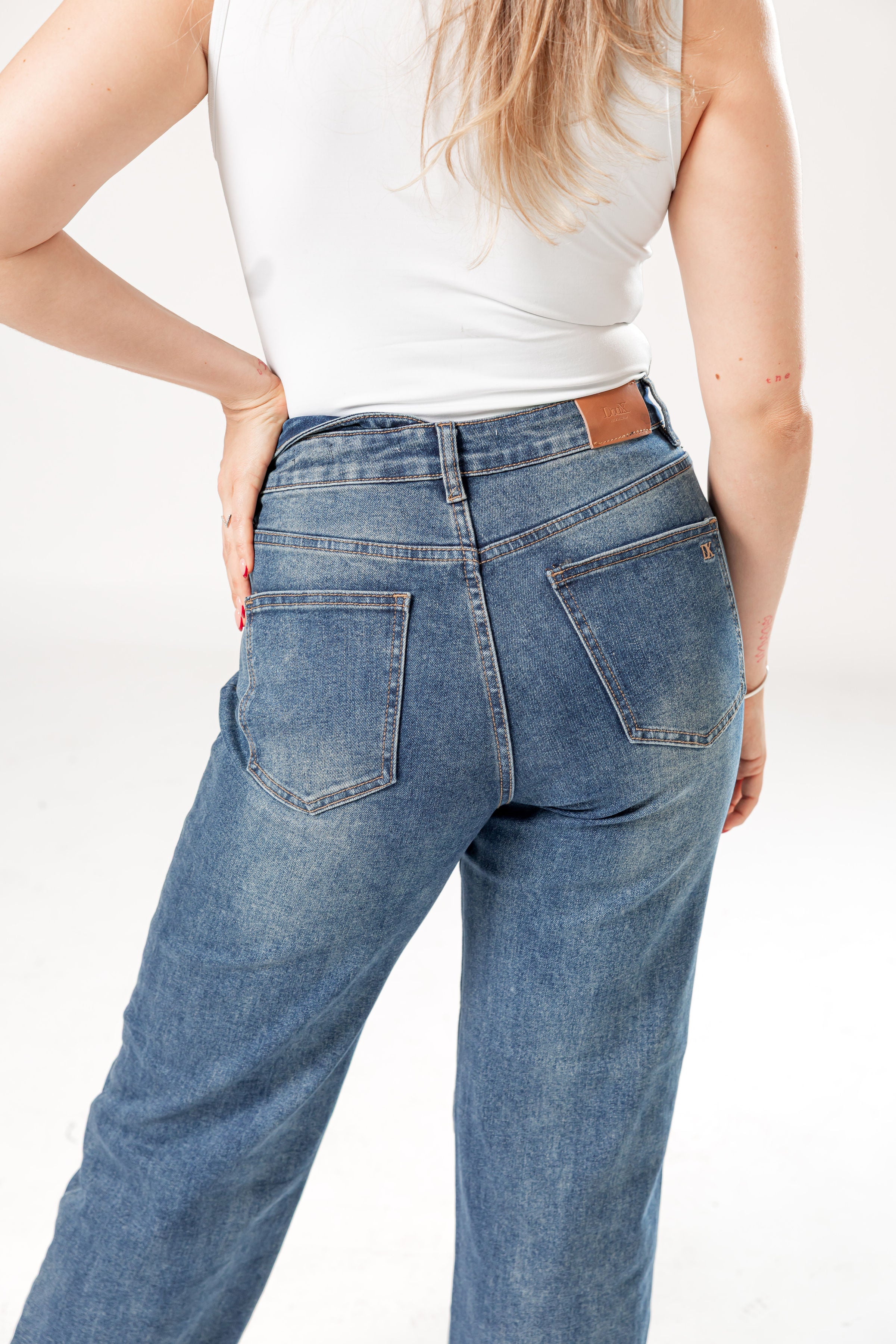 pantalon wide leg dirty de mujer detalle trasero de bolsillos y textura denim