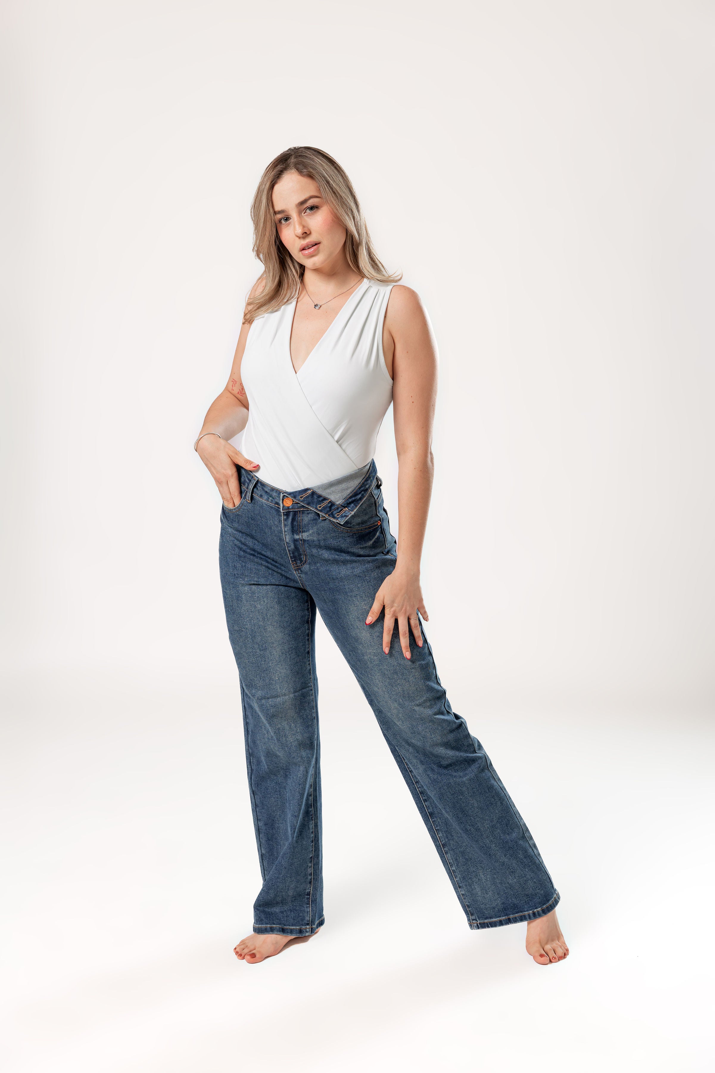 pantalon wide leg dirty de mujer vista frontal completa con tiro alto y acabado lavado
