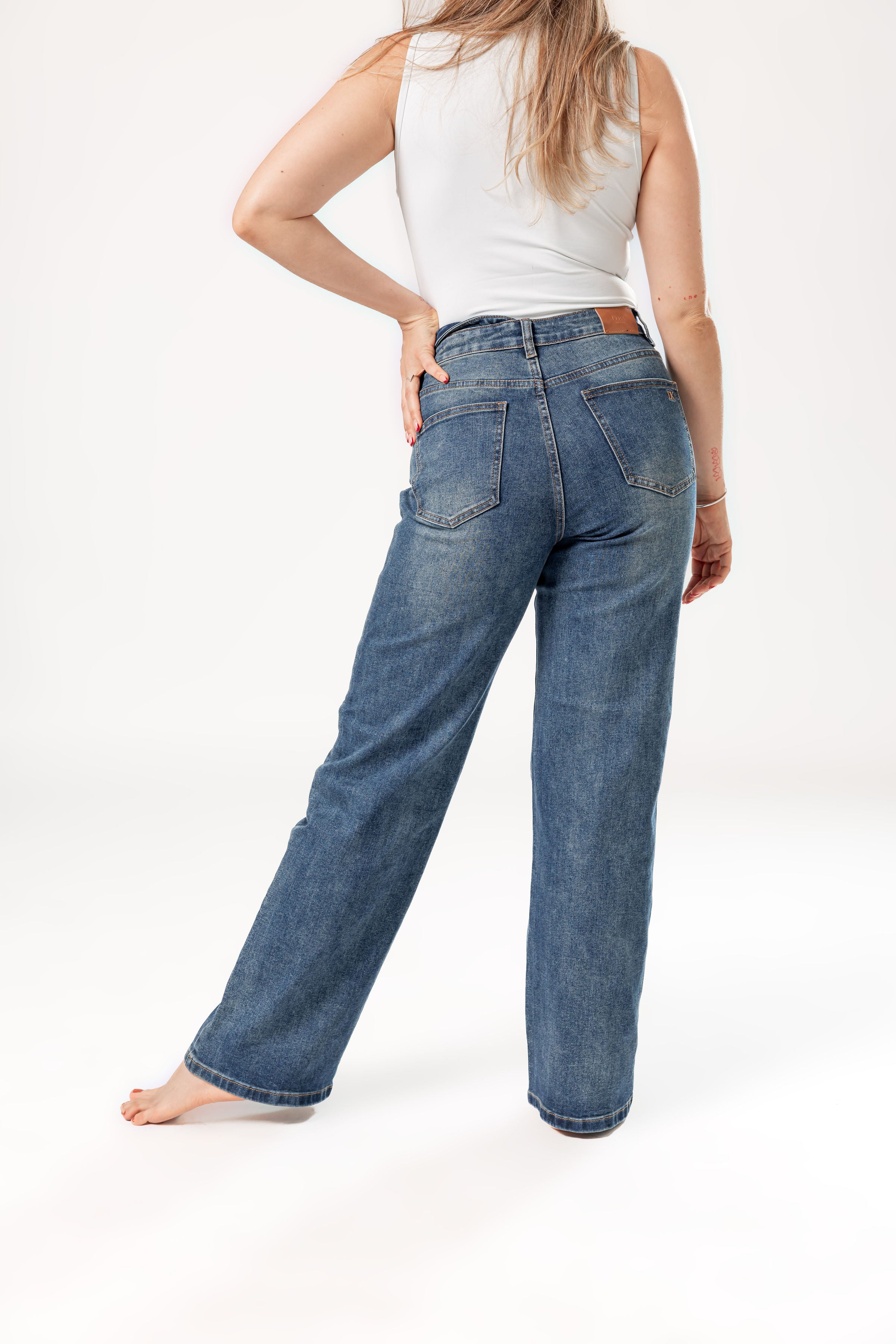 pantalon wide leg dirty de mujer vista trasera completa con pierna amplia