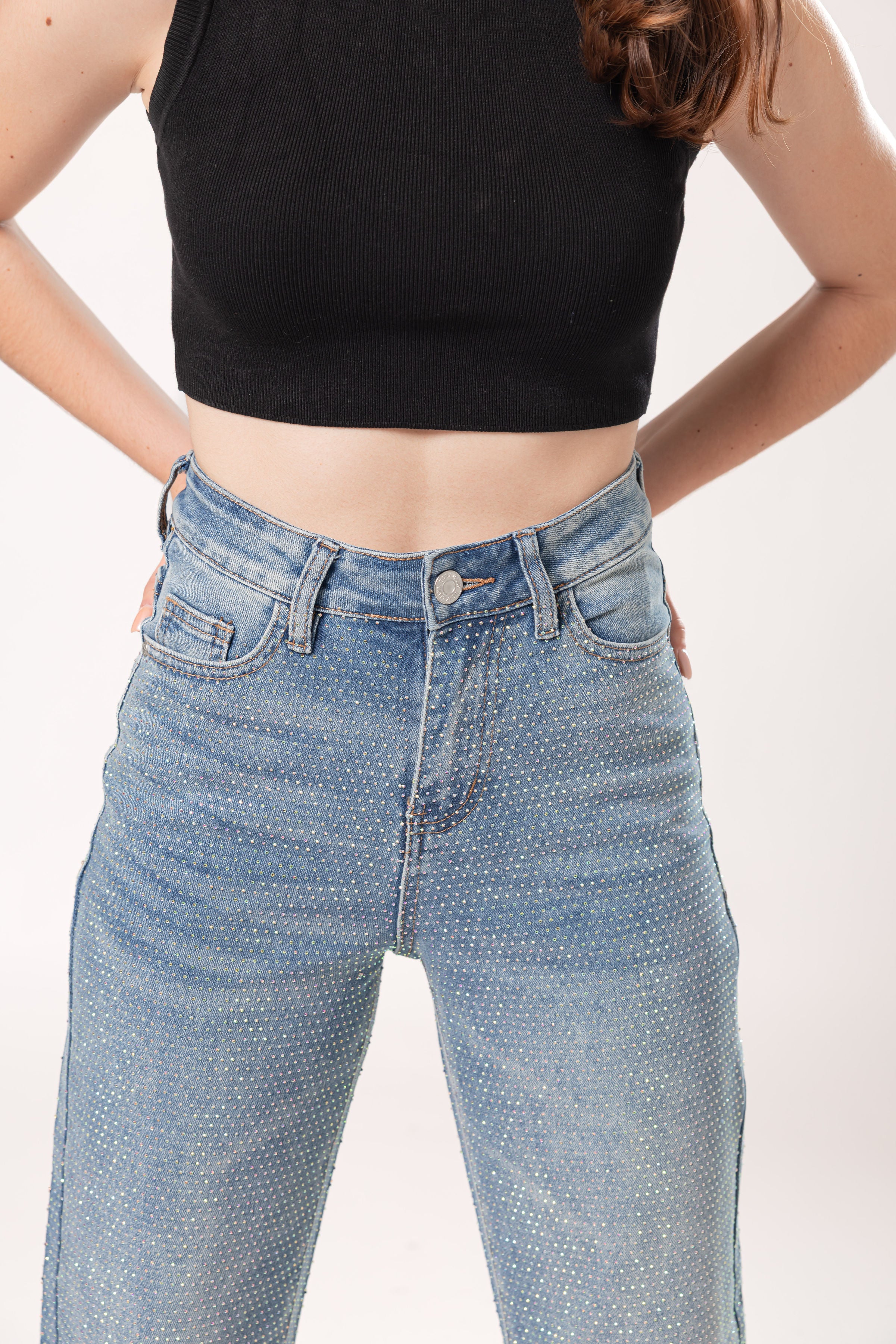 detalle de cintura pantalon wide leg azul con boton y textura