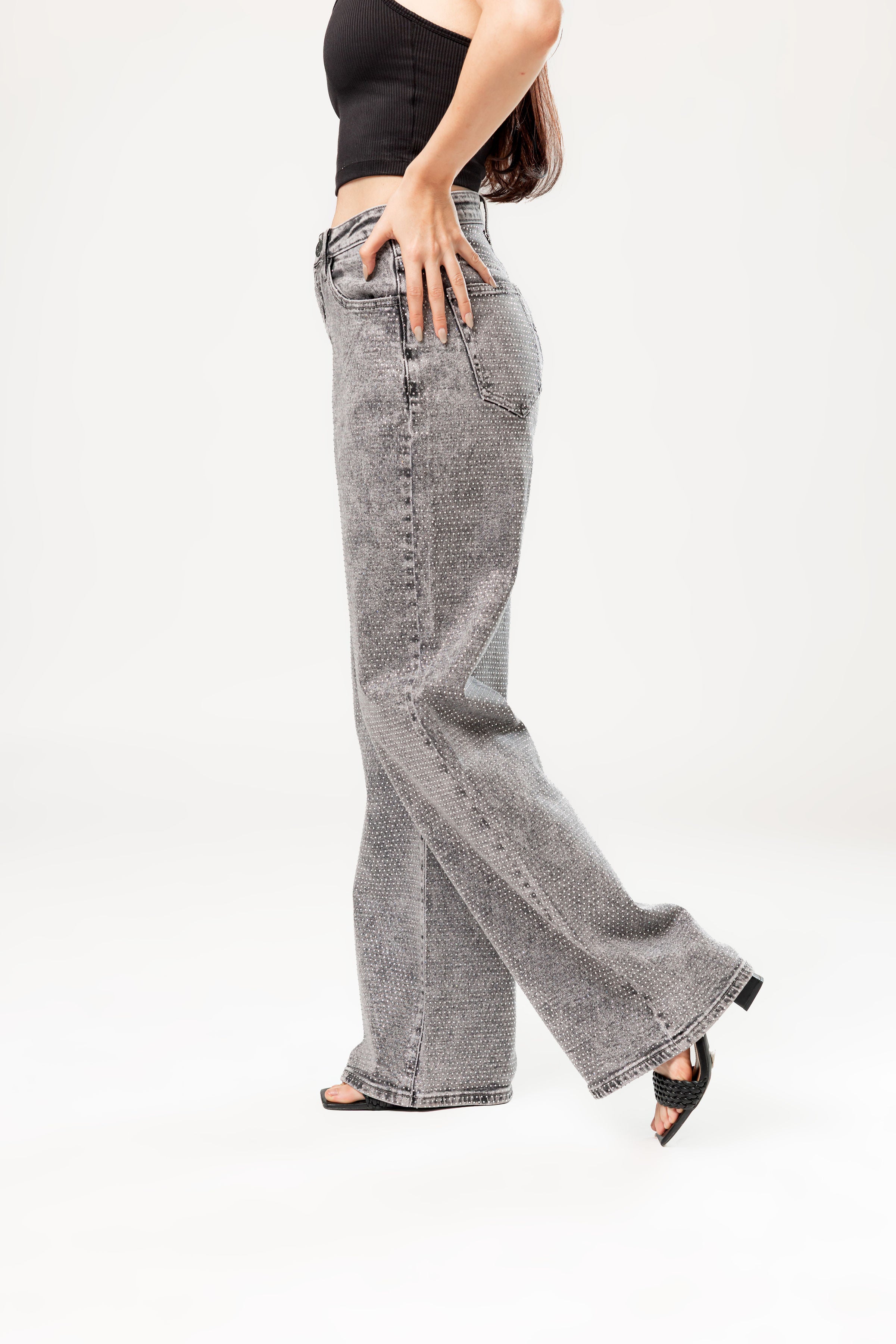 pantalon wide leg gris con brillos vista lateral silueta amplia