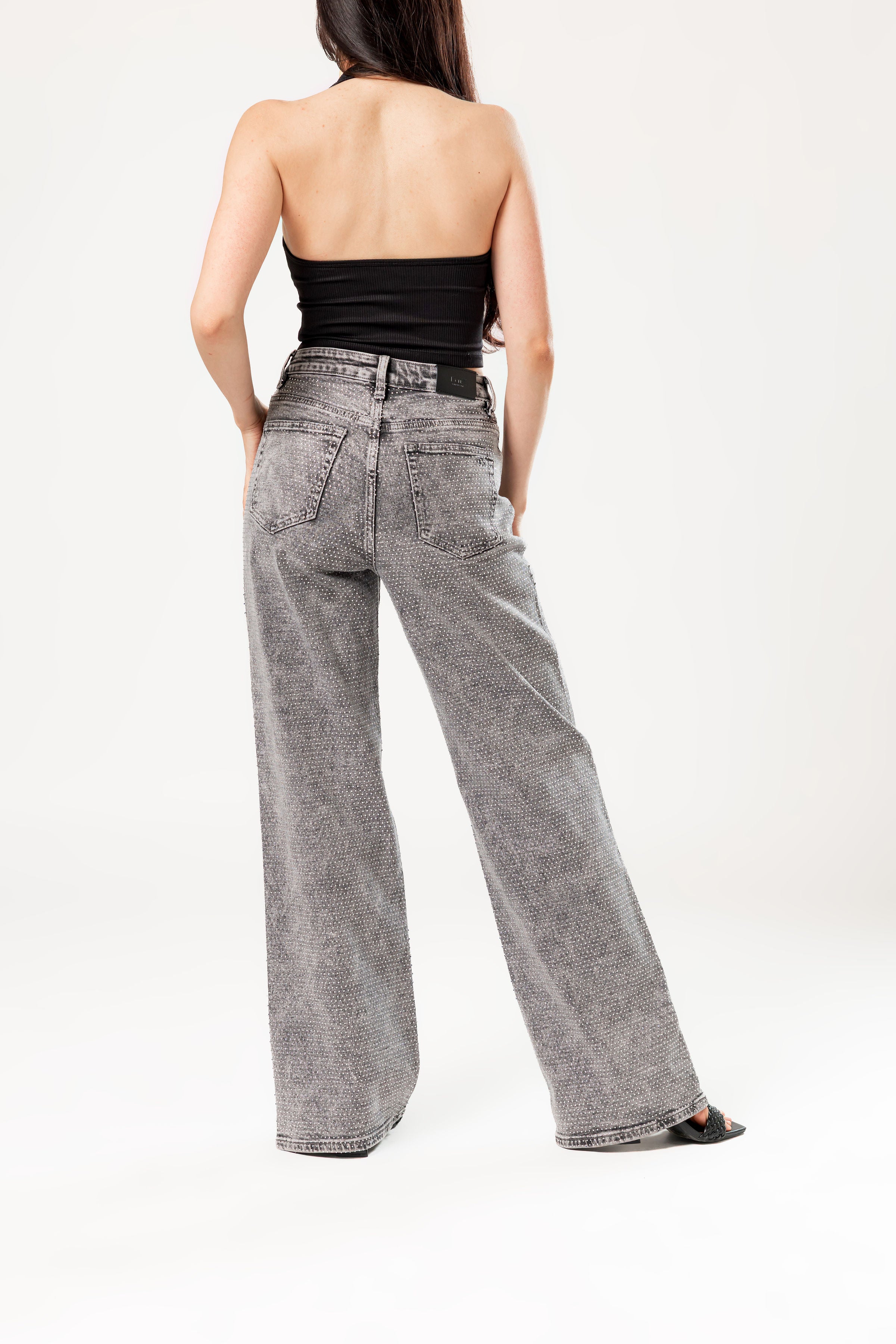 pantalon wide leg gris con brillos vista trasera detalle bolsillos