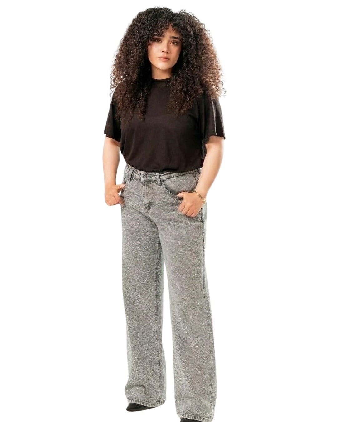 Pantalon wide leg gris con brillos vista completa en modelo