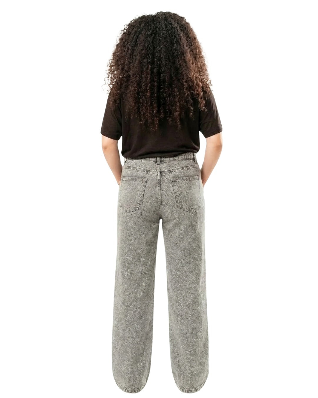 Pantalon wide leg gris con brillos vista trasera en modelo