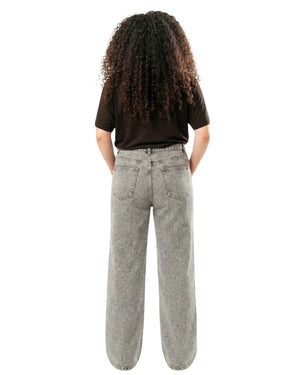 Pantalon wide leg gris con brillos vista trasera en modelo