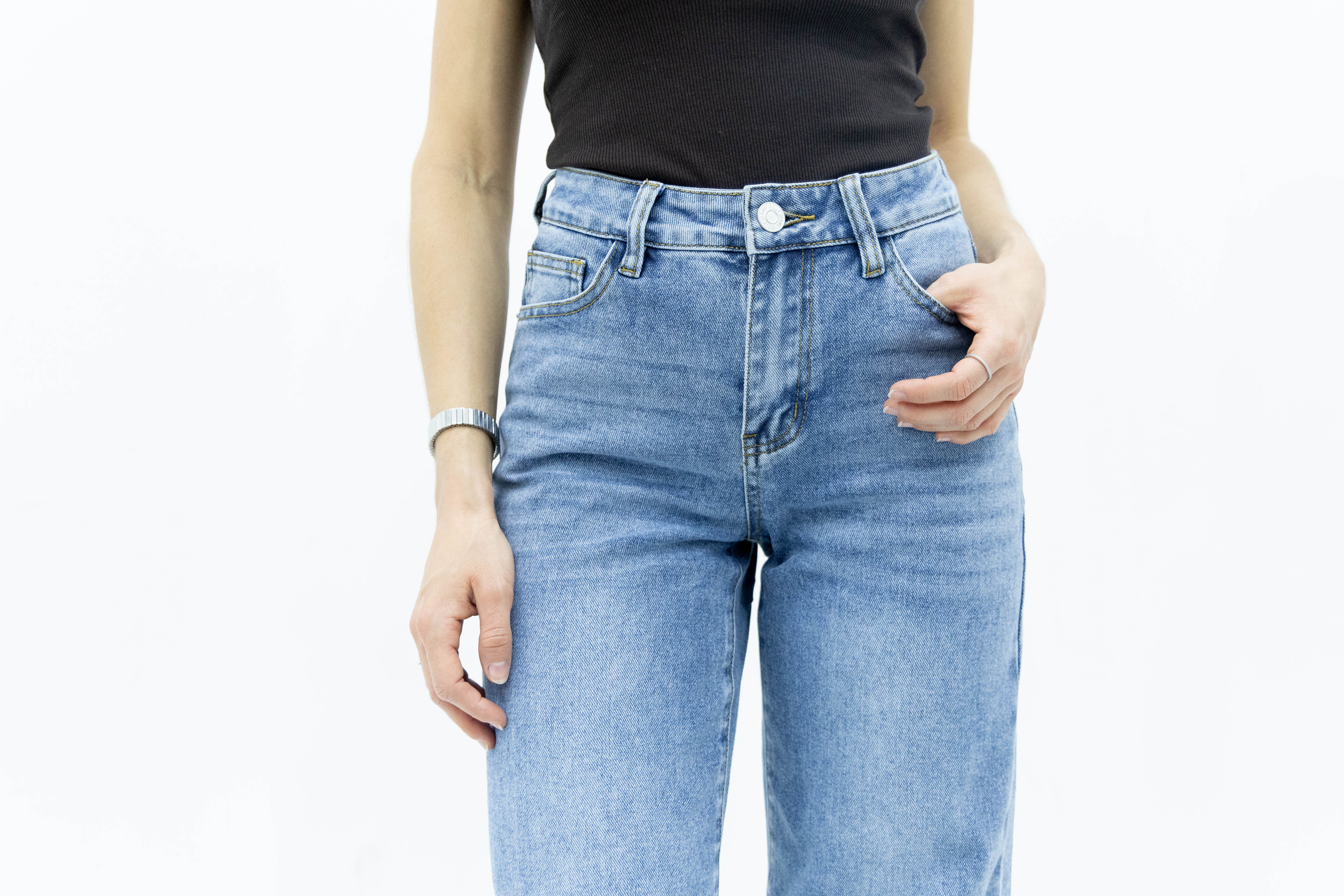 Detalle frontal de pantalon wide leg azul con tiro alto y acabado denim lavado claro
