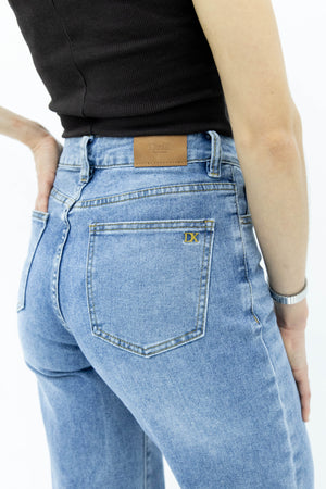 Vista trasera de pantalon wide leg blue con bolsillos funcionales y acabado lavado claro