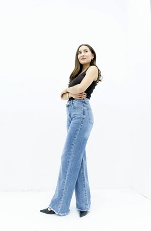 Vista lateral de pantalon wide leg blue para mujer con mezclilla lavado claro y silueta amplia