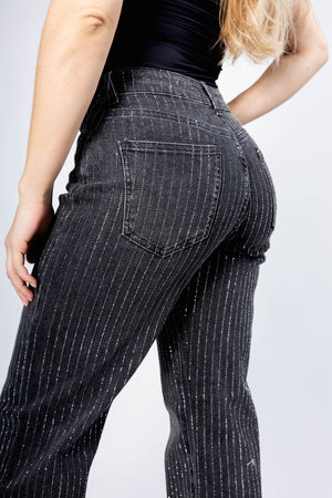 detalle de pantalon wide leg negro con brillos en textura y bolsillo trasero