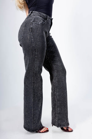pantalon wide leg negro con brillos vista lateral mostrando ajuste en cadera