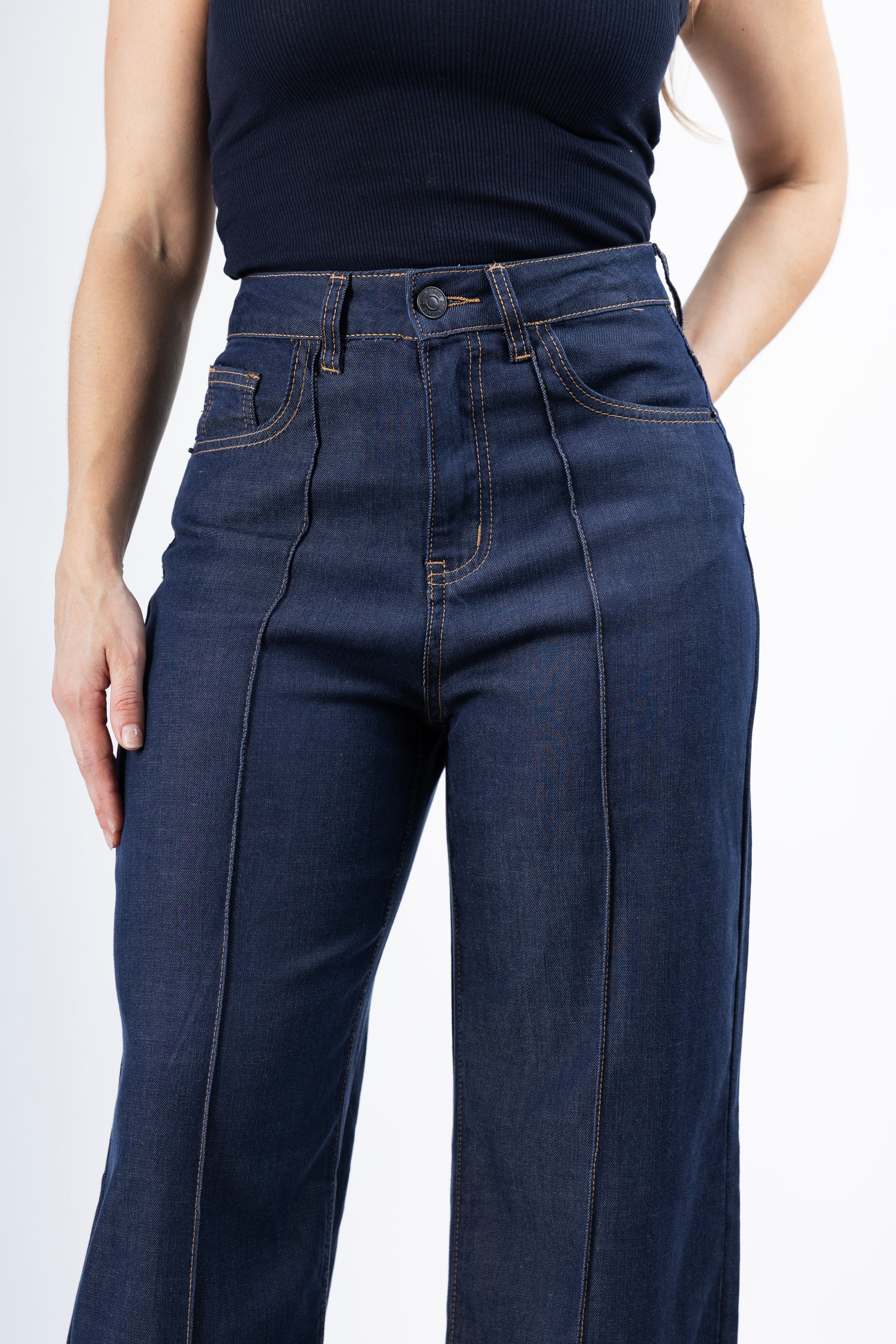 Pantalon wide leg denim detalle de cintura y costuras frontales