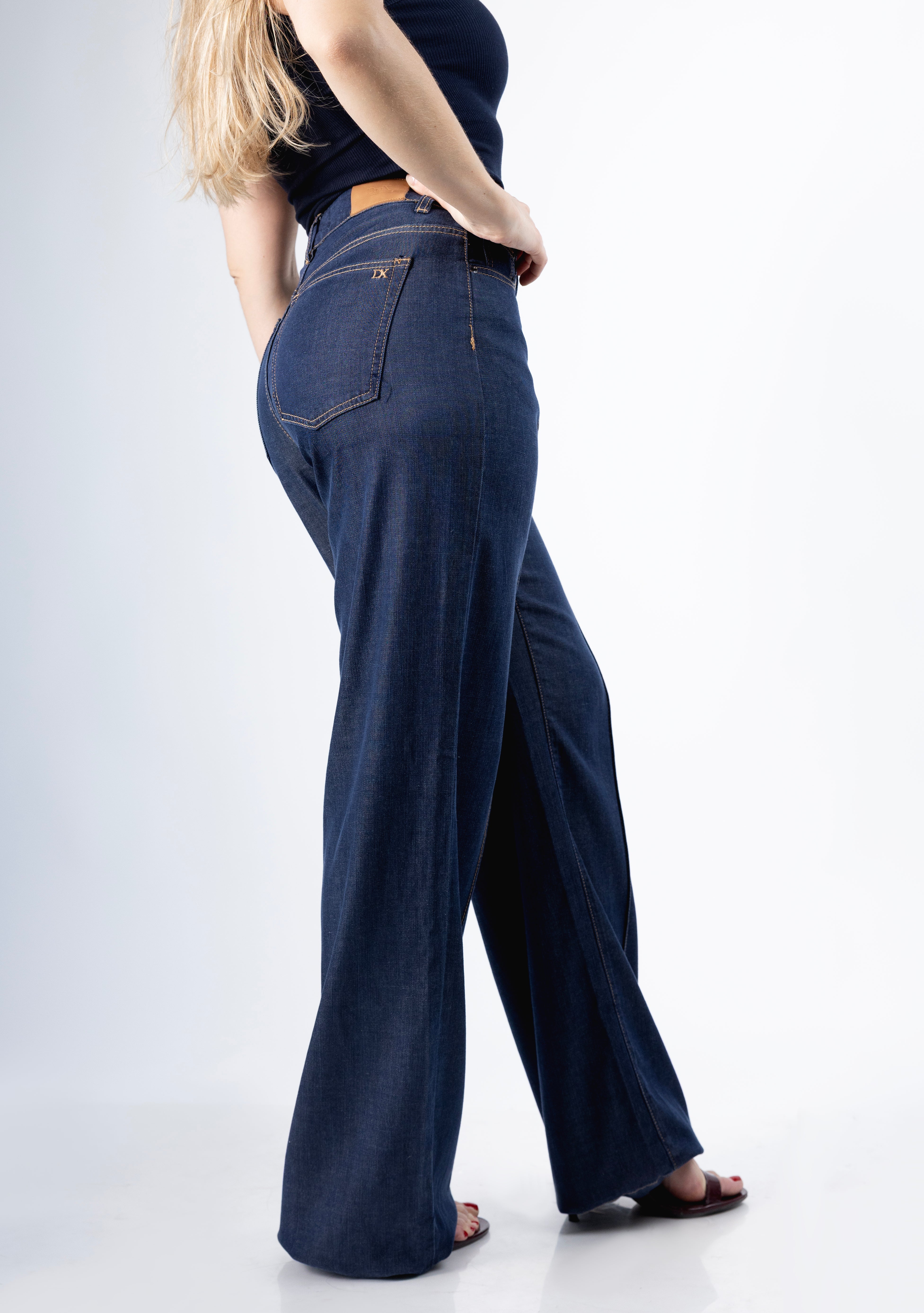 Pantalon wide leg denim vista lateral mostrando amplitud de pierna