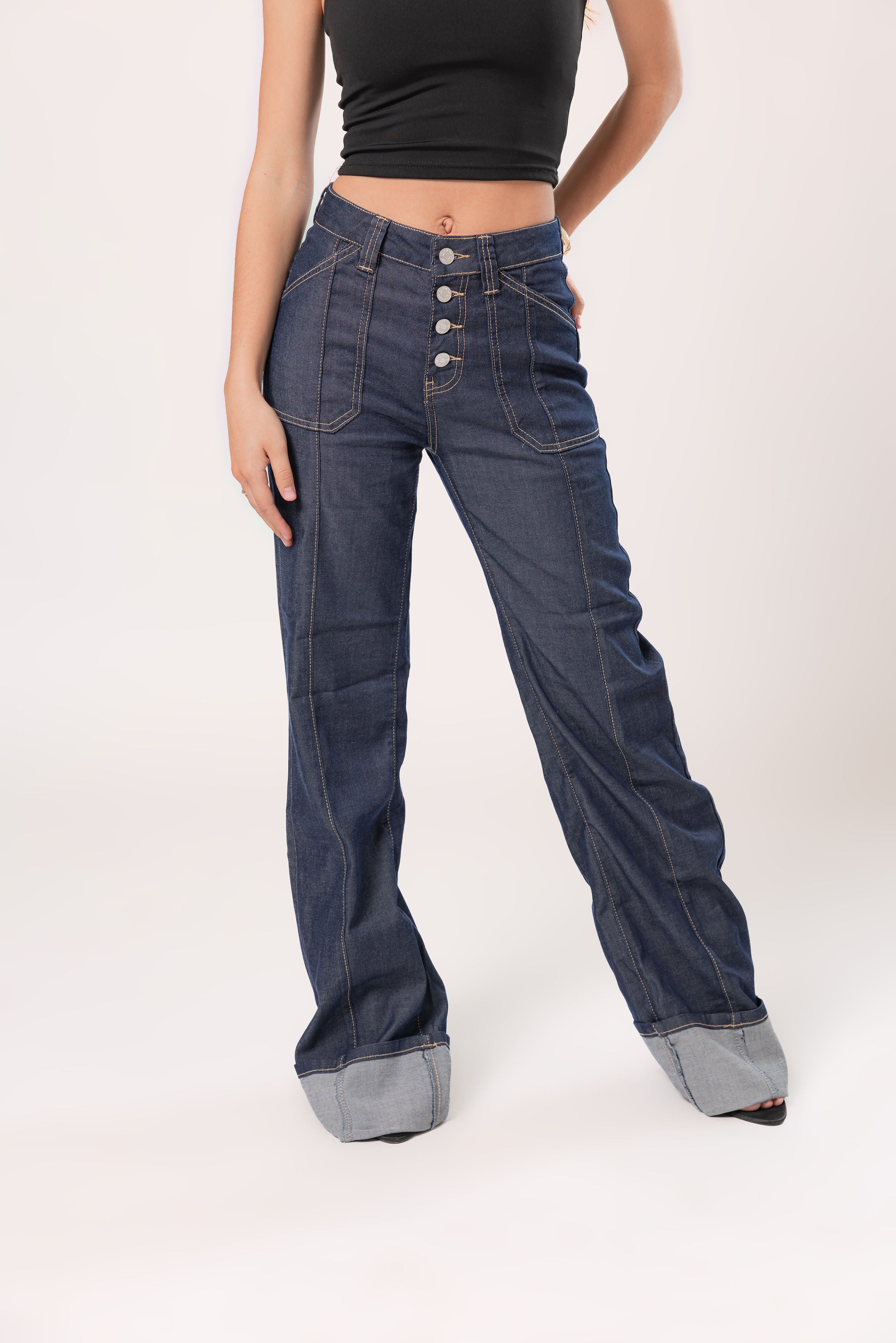 Detalle frontal de pantalon wide leg dark blue con diseño asimétrico y silueta amplia