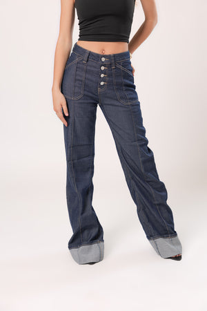 Detalle frontal de pantalon wide leg dark blue con diseño asimétrico y silueta amplia