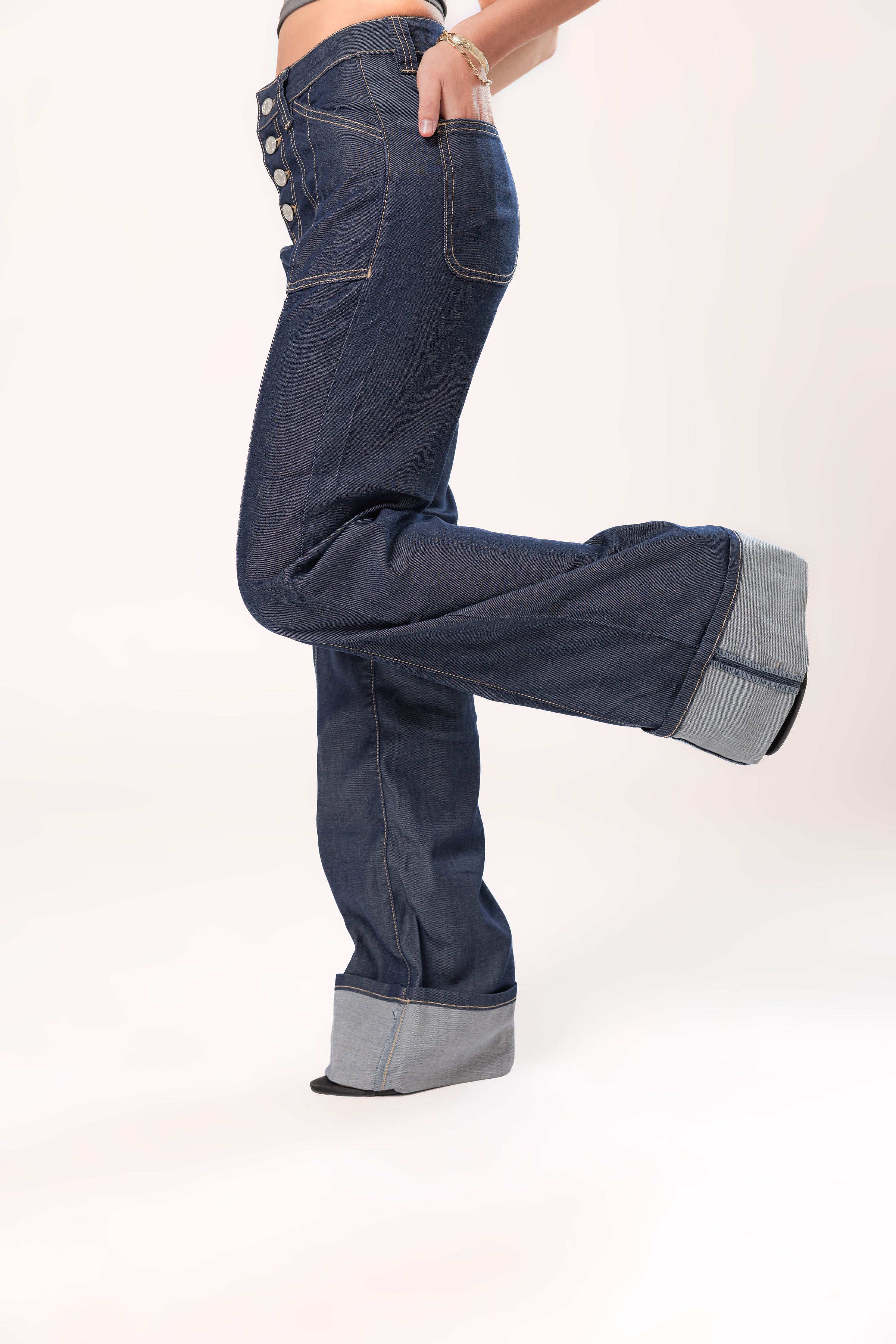 Vista lateral de pantalon wide leg dark blue con dobladillo ancho y fit relajado