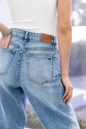 Vista trasera de pantalon wide leg azul claro con bolsas posteriores