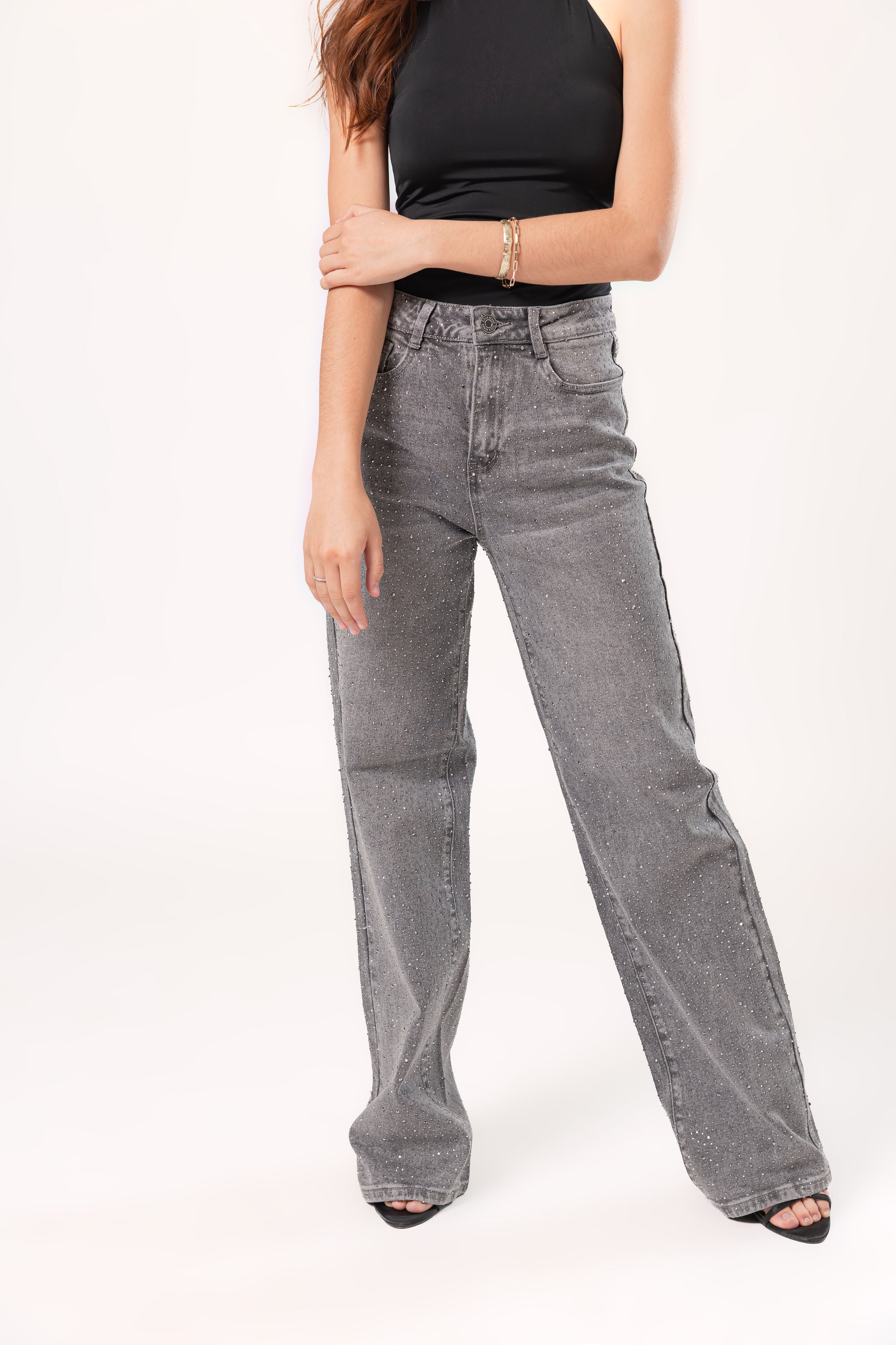 Detalle frontal de pantalon wide leg gris para mujer con acabado brillante y fit amplio