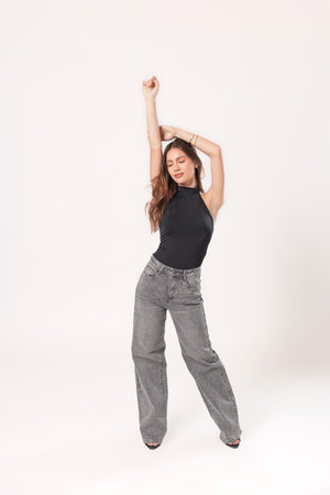 Pantalon wide leg gris brillante para mujer con tiro alto y pierna amplia vista frontal completa