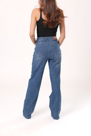 Vista trasera de pantalon wide leg azul para mujer de corte amplio en mezclilla