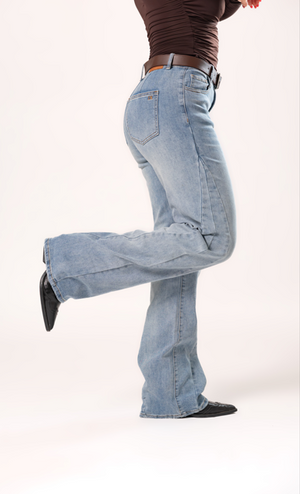 Vista lateral trasera de pantalon wide leg light blue para mujer