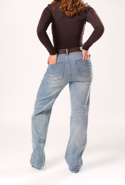 Vista trasera de pantalon wide leg light blue con bolsas posteriores