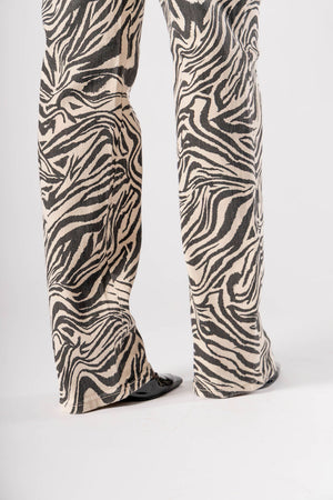 Detalle trasero de pantalon wide leg zebra con silueta amplia y estampado tipo animal print