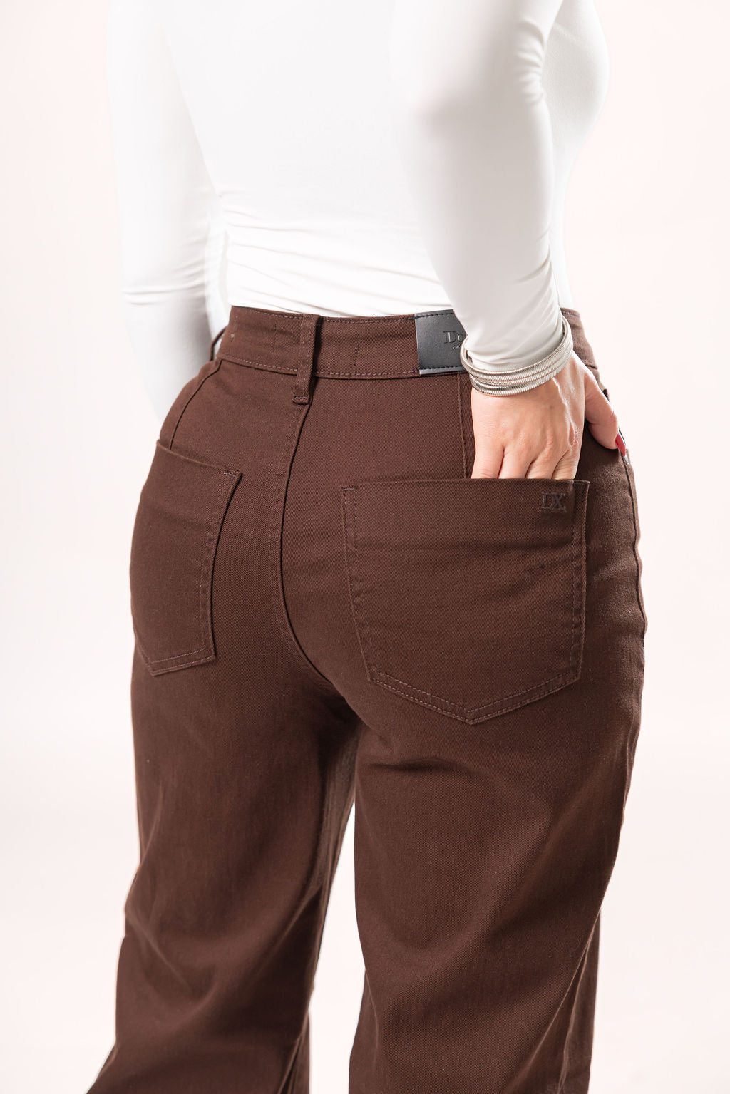 Vista trasera de pantalon wide leg café para mujer con bolsas posteriores
