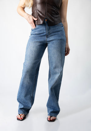 pantalon wide leg azul mujer vista frontal con pierna amplia