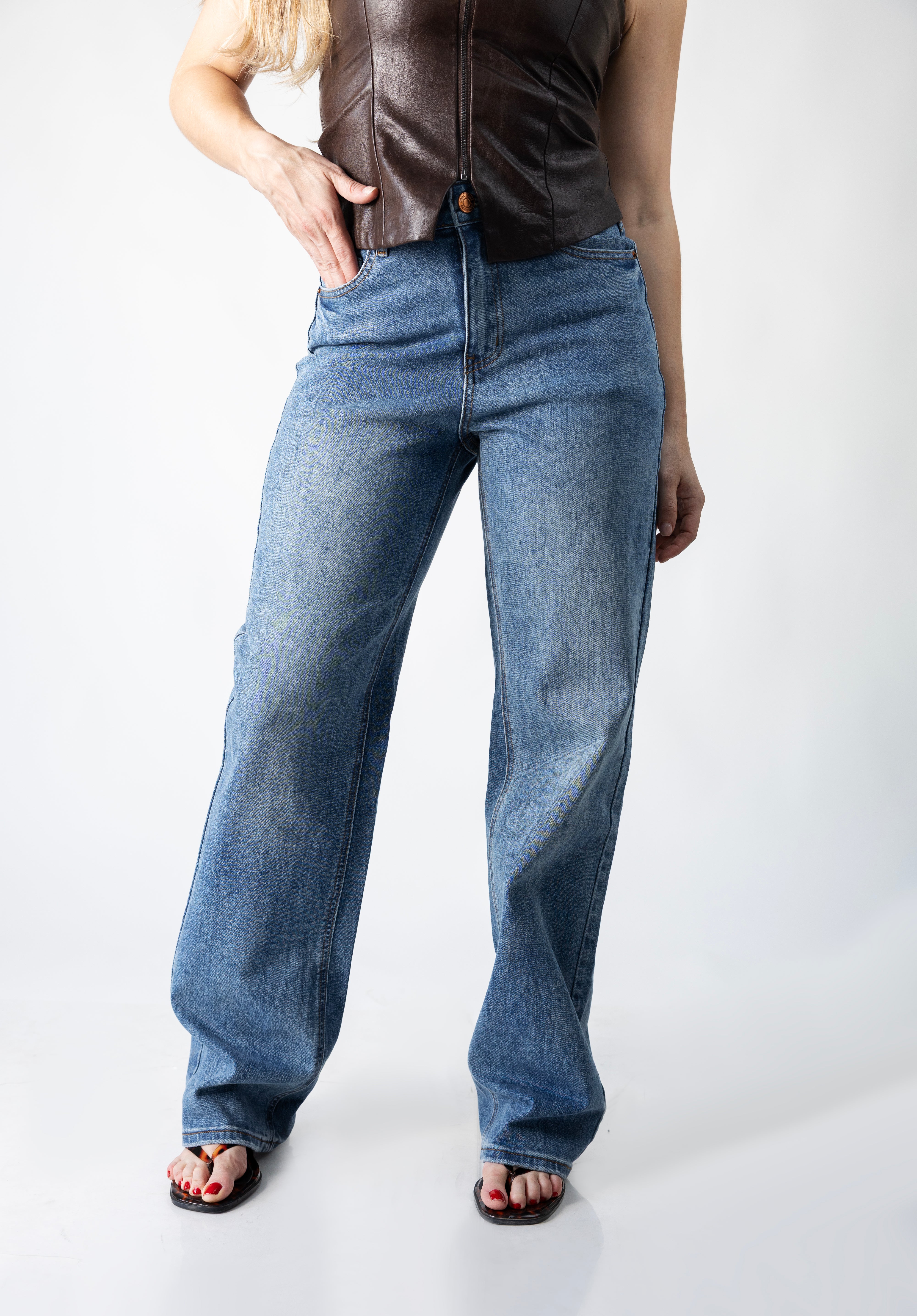 pantalon wide leg azul mujer vista frontal con pierna amplia