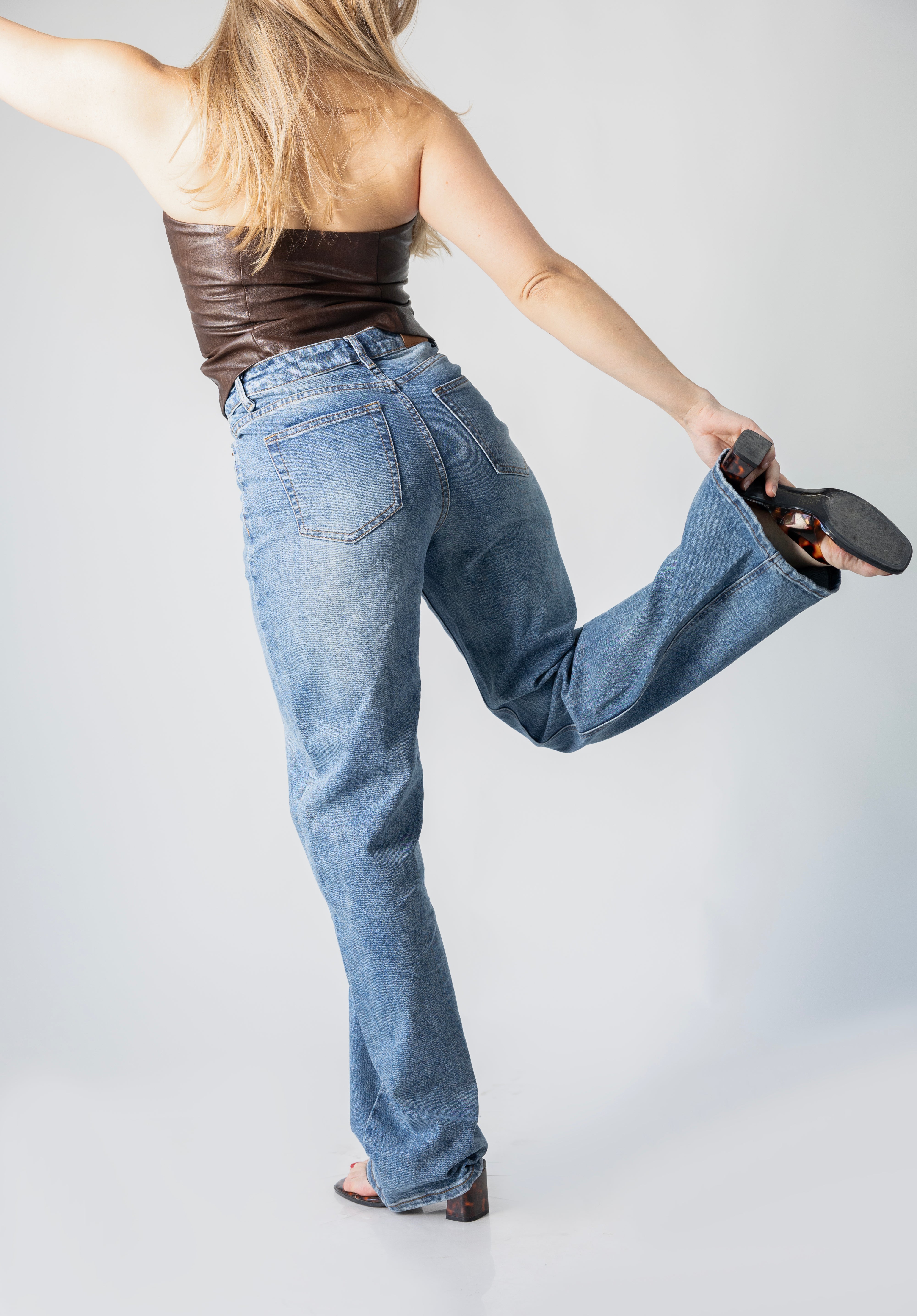 pantalon wide leg azul mujer vista trasera en movimiento con pierna amplia