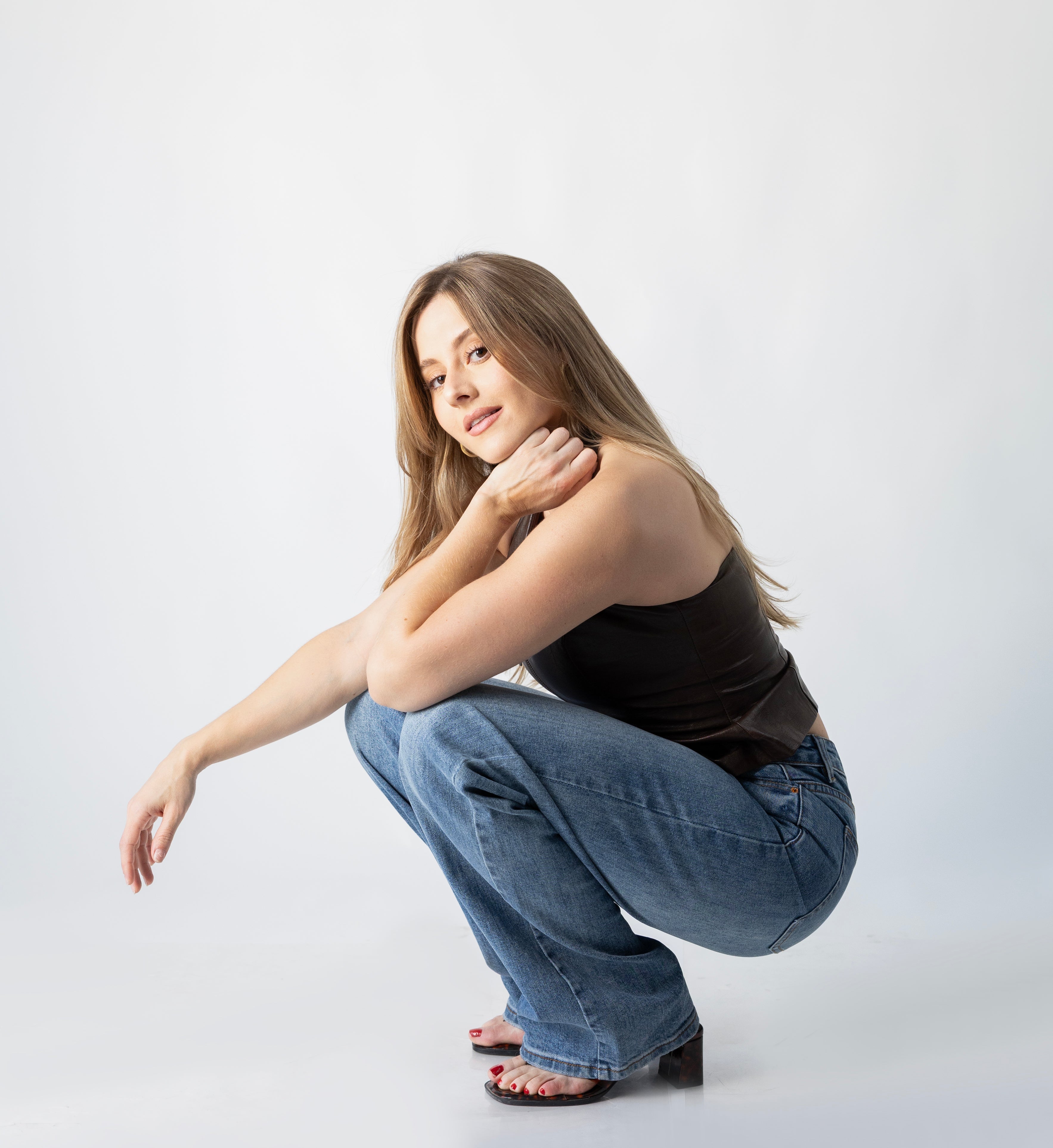 pantalon wide leg azul mujer sentada mostrando caída amplia y ajuste en cadera