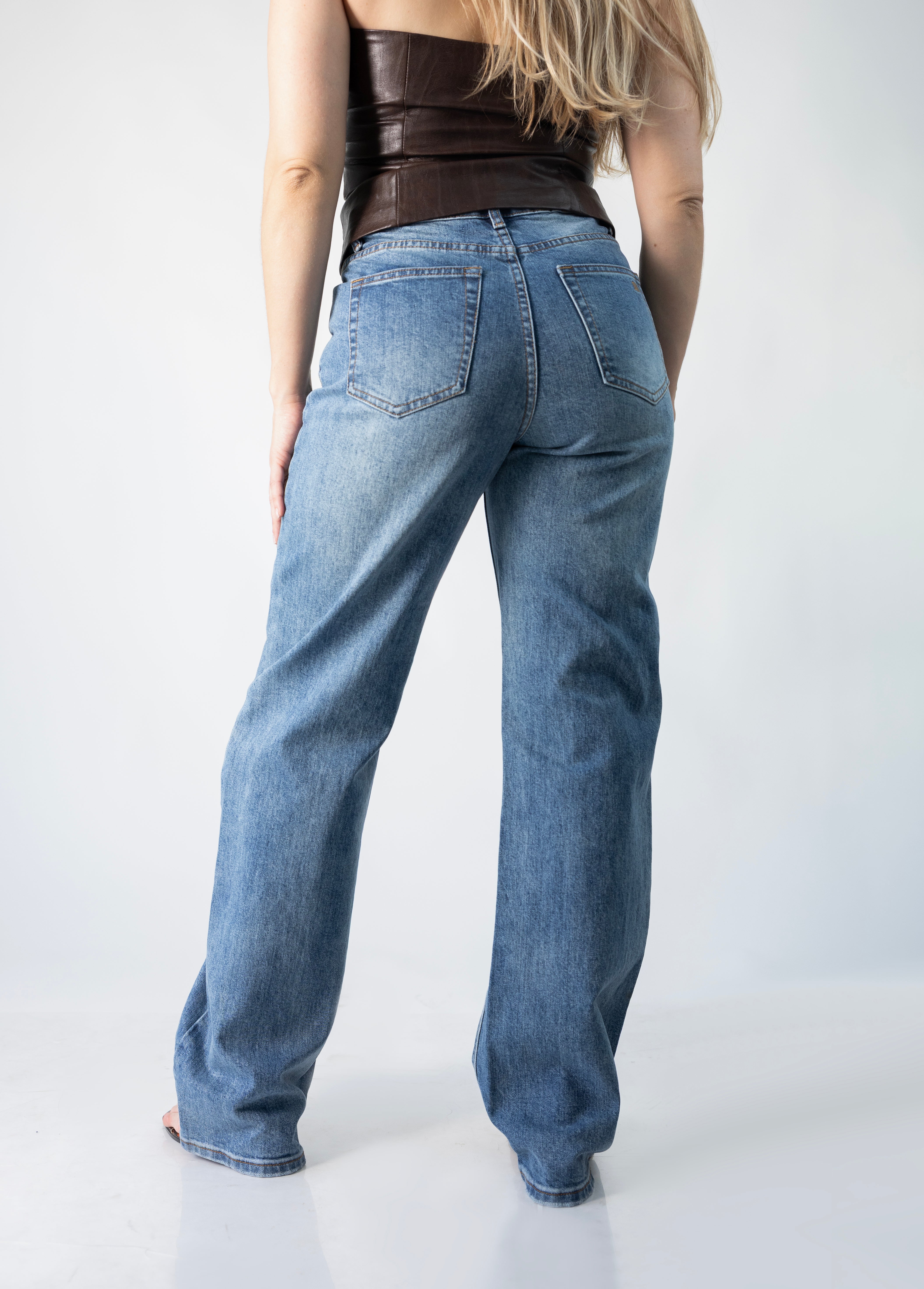 pantalon wide leg azul mujer vista trasera completa con bolsillos