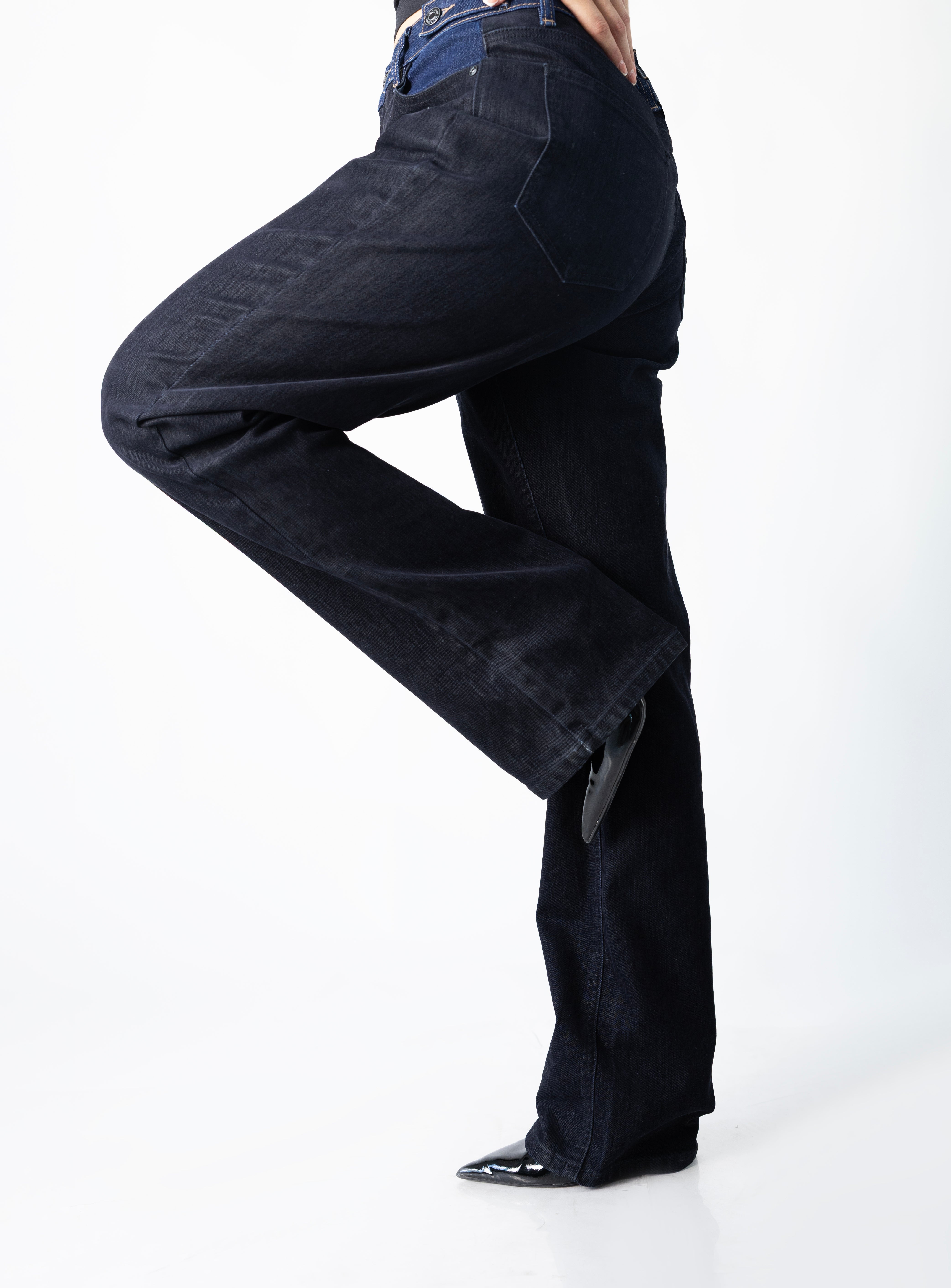 pantalon wide leg vista lateral con pierna amplia en movimiento