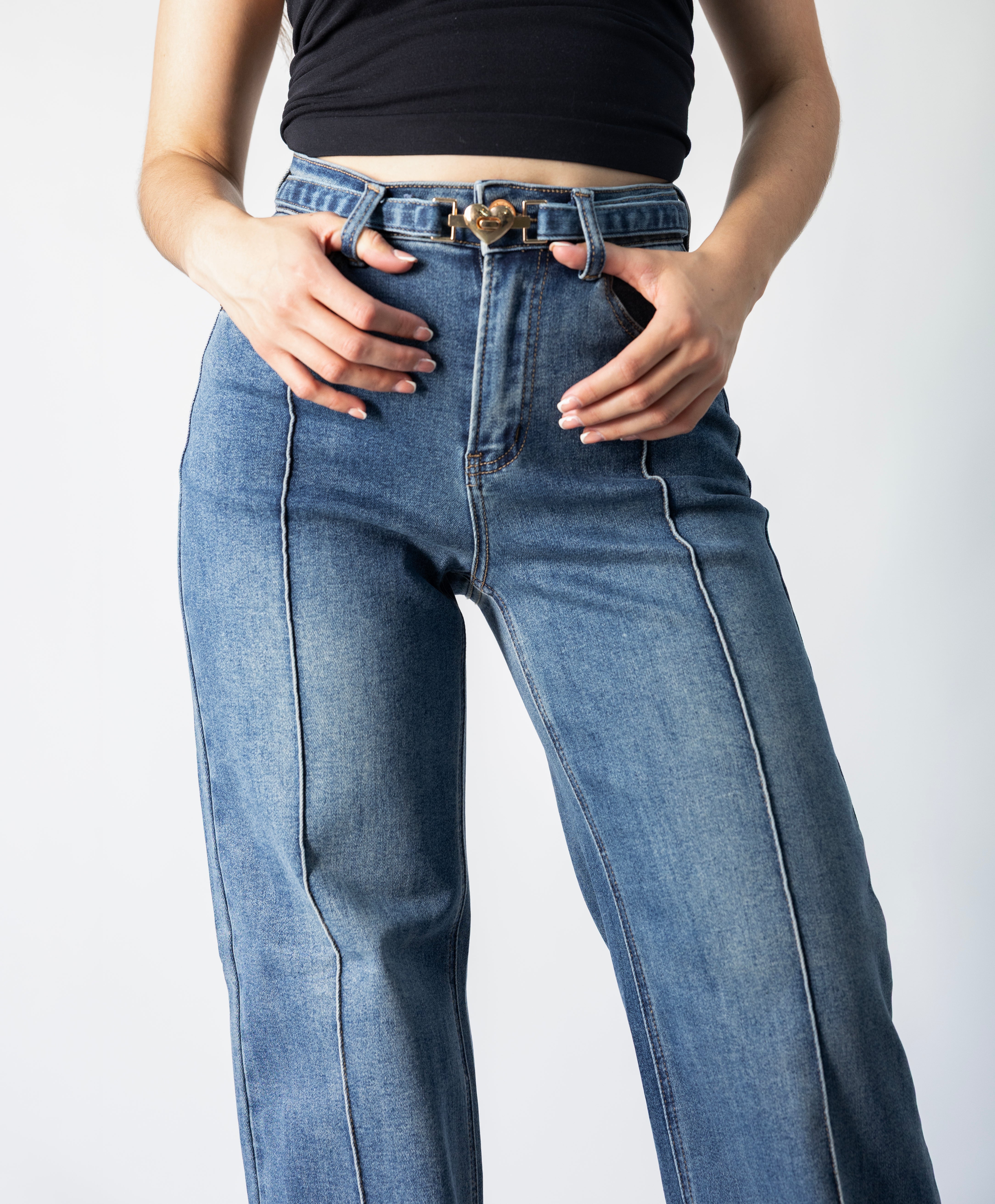 pantalon wide leg azul detalle frontal con cinto y costuras visibles