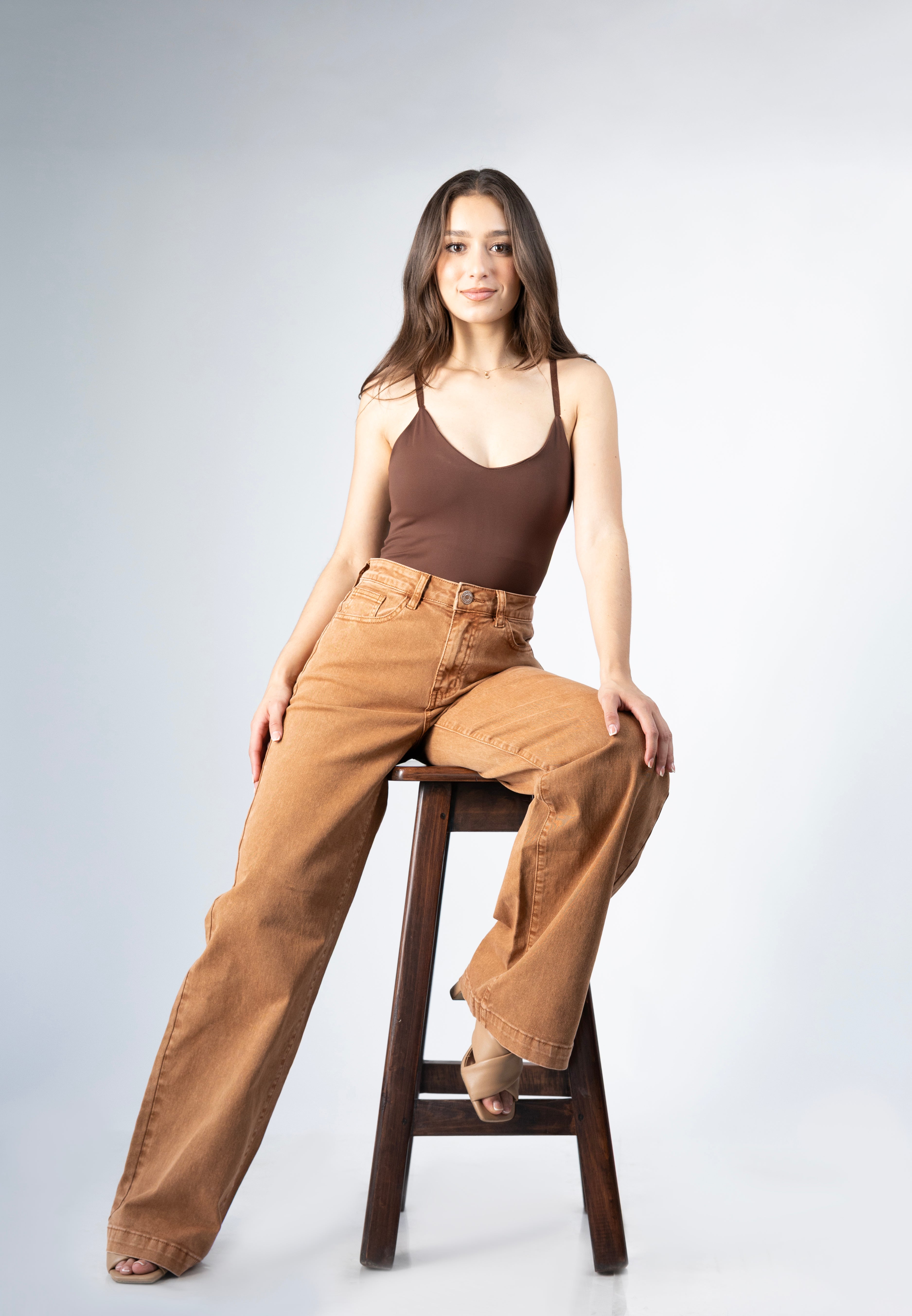 pantalon wide leg camel mujer look completo sentado mostrando caida amplia