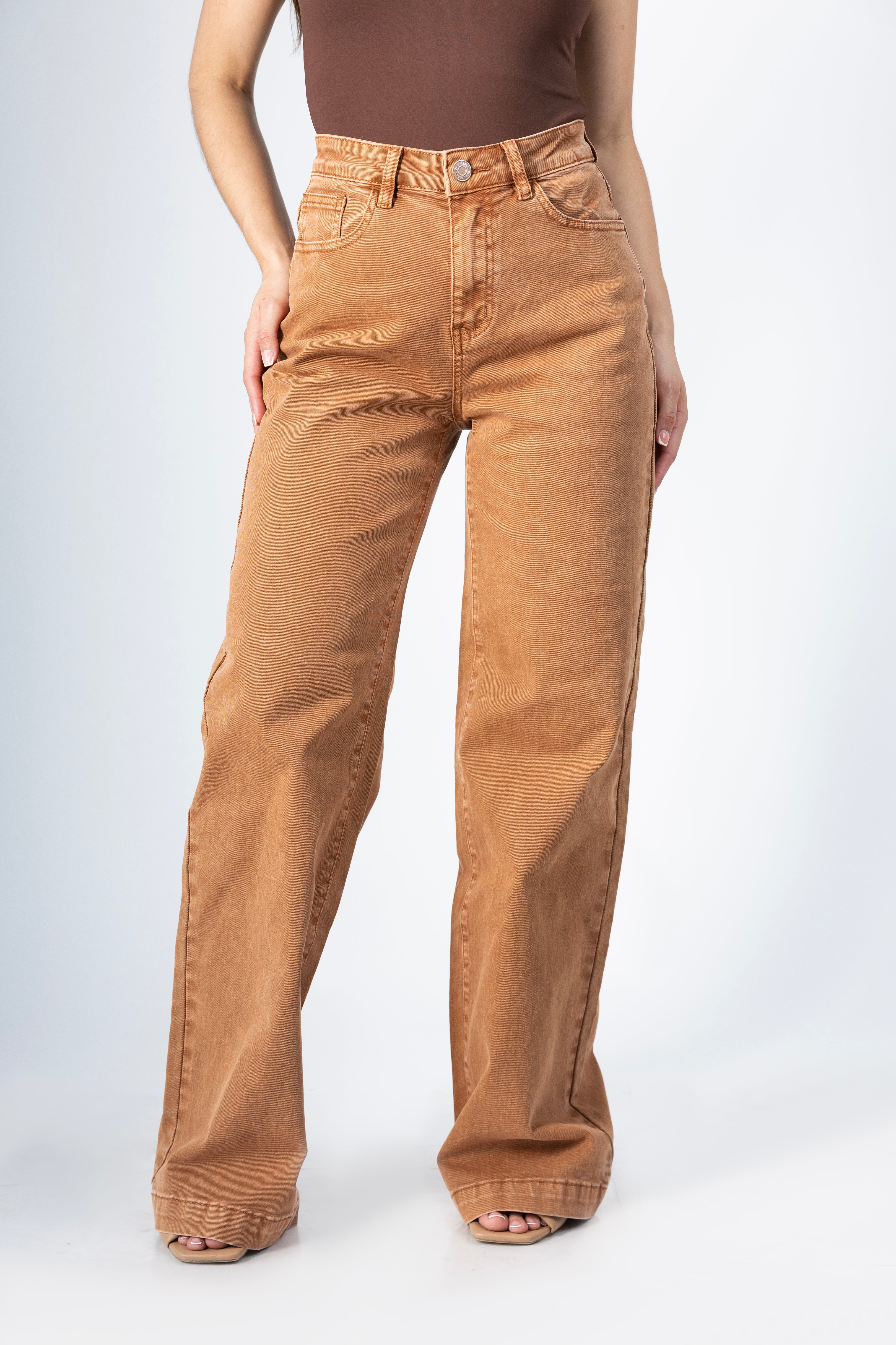 pantalon wide leg camel mujer vista frontal con bolsillos