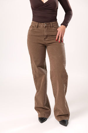 Detalle frontal de pantalon wide leg olive con pierna amplia para mujer
