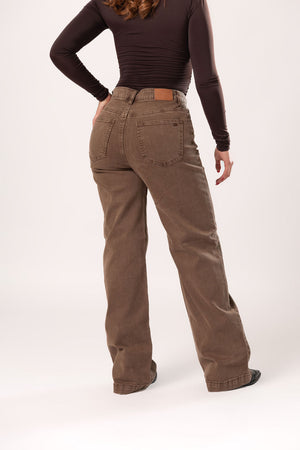 Vista trasera de pantalon wide leg olive para mujer con bolsas posteriores