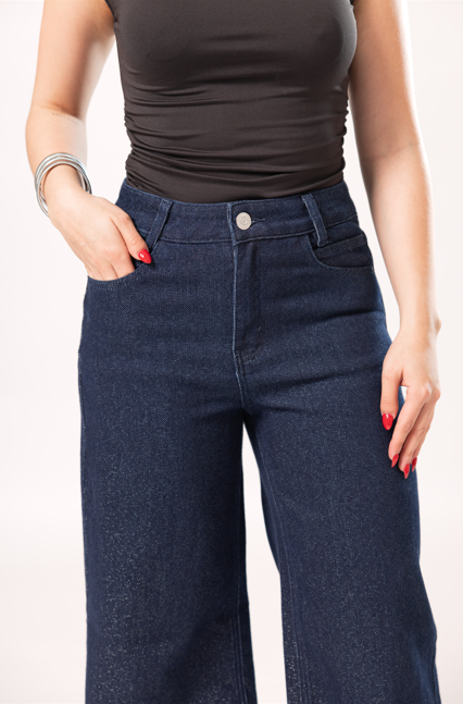Detalle frontal de pantalon wide leg dark blue para mujer con acabado brilloso en mezclilla
