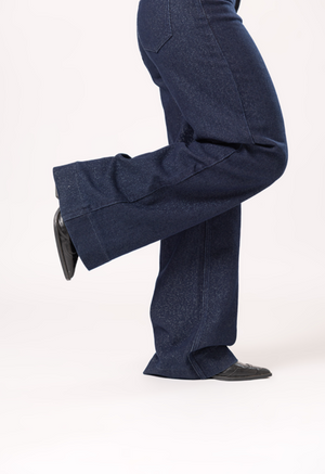 Detalle lateral de pantalon wide leg dark blue con acabado brilloso y mezclilla amplia