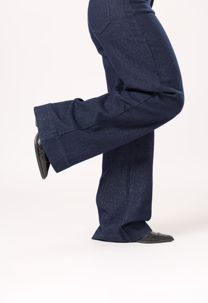 Detalle lateral de pantalon wide leg dark blue con acabado brilloso y mezclilla amplia