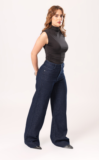 Vista lateral de pantalon wide leg dark blue con corte amplio y acabado brilloso