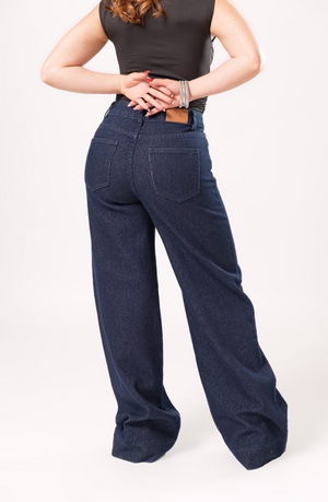 Vista trasera de pantalon wide leg dark blue para mujer con fit relajado y pierna ancha