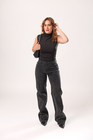 Pantalon wide leg black para mujer con diseño animal print y acabado brillante vista frontal completa